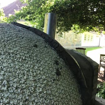 Hjemmelavet pizzaovn pudses op Hjemmelavet pizzaovn pudses op med blanding af murersand og cement